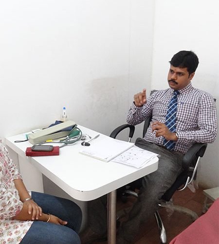 Dr. Ganesh Veerabhadraiah counselling the patient during “NEUROWELLNESS” camp.​